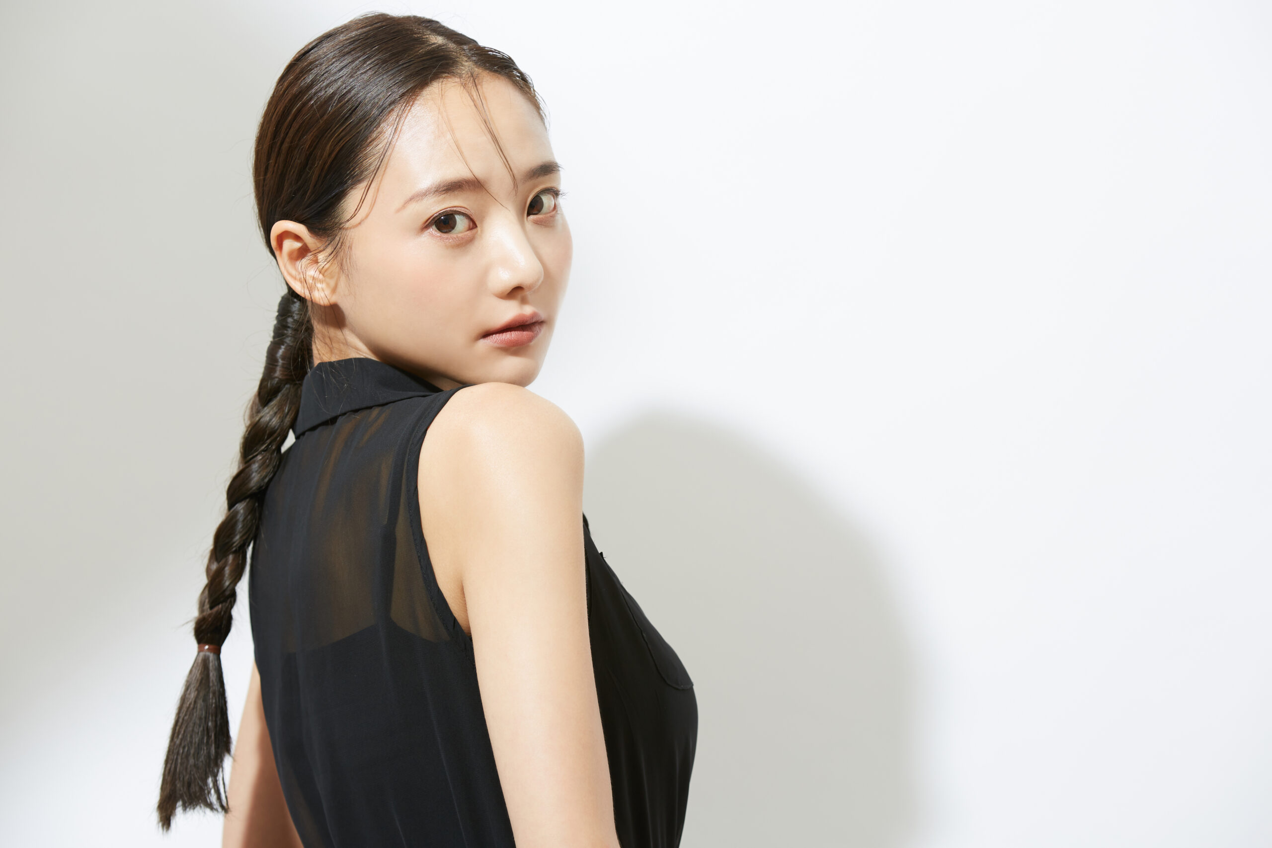 黒いドレスを着た若い女性のビューティーポートレート